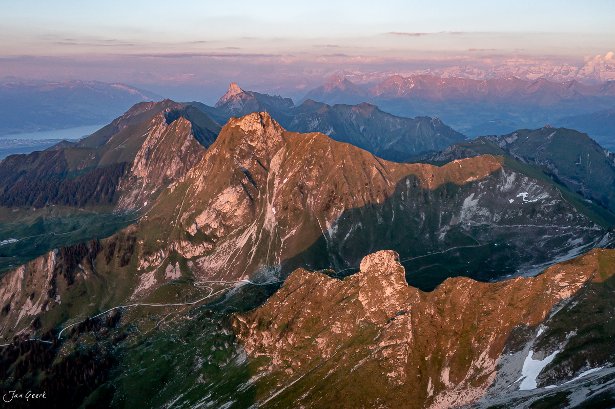 Luftaufnahme Gurnigel mit Alpengipfeln im Morgenlicht, Berner Oberland Schweiz – Jan Geerk Fotograf Basel