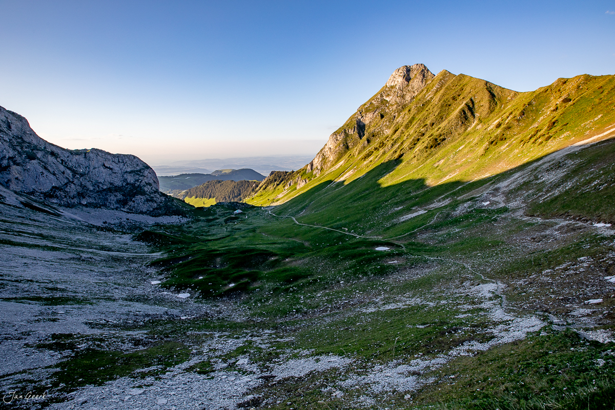 Alpental mit grünen Wiesen und Felsformationen im Sommer, Gurnigel Berner Oberland Schweiz – Jan Geerk Fotograf Basel