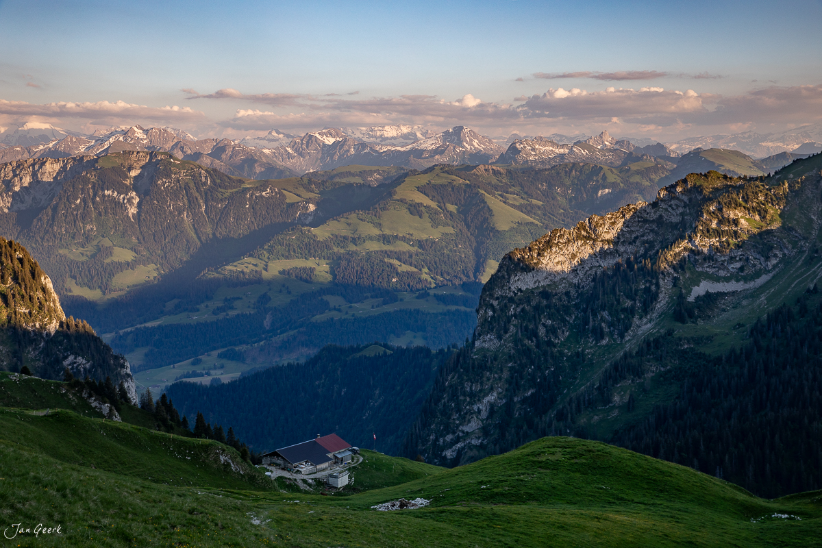 Alpenpanorama vom Gurnigel mit Bergsommer, grüne Voralpen, Berner Oberland Schweiz – Jan Geerk Fotograf Basel