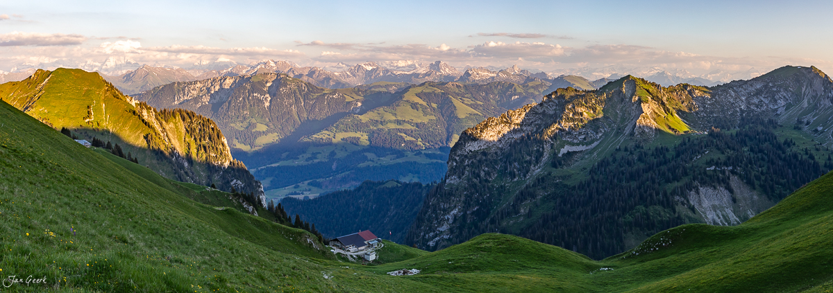 Alpwiese mit Berghütte am Gurnigel, Panoramablick ins Berner Oberland bei Sonnenlicht, Schweiz – Jan Geerk Fotograf Basel