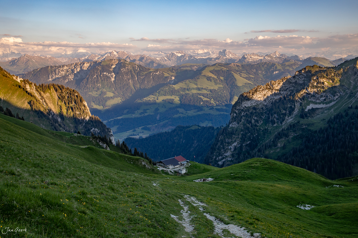 Alpwirtschaft am Gurnigel mit Bergpanorama im Sommer, Berner Oberland Schweiz – Jan Geerk Fotograf Basel