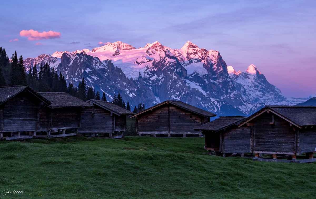 Hasliberg Alpenhütten Sonnenaufgang Berner Oberland Schweiz Jan Geerk Fotograf