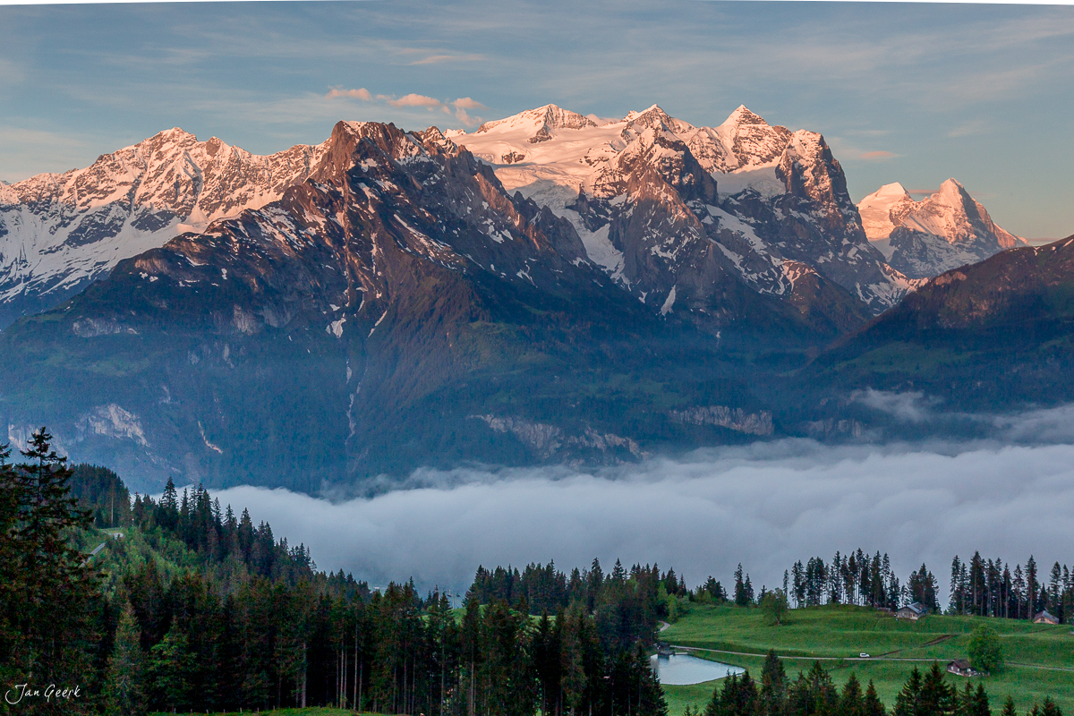 Wellhorn und Wetterhorn bei Hasliberg Sonnenaufgang Alpen Schweiz Jan Geerk Fotograf Basel