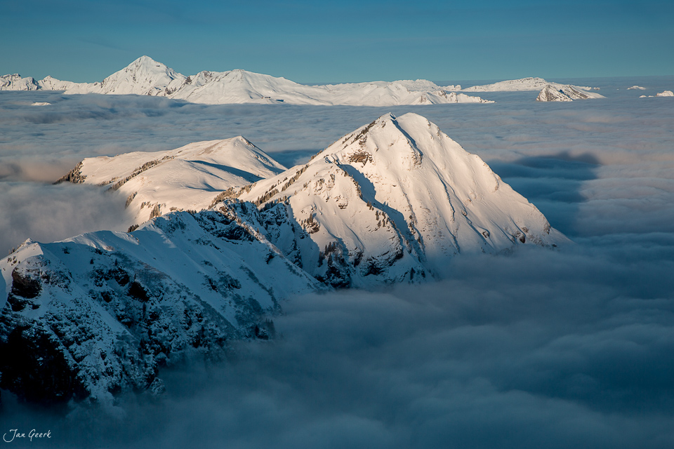 Schneebedeckte Berggipfel über Wolkenmeer Hasliberg Berner Oberland Winter Schweiz Jan Geerk Fotograf Basel