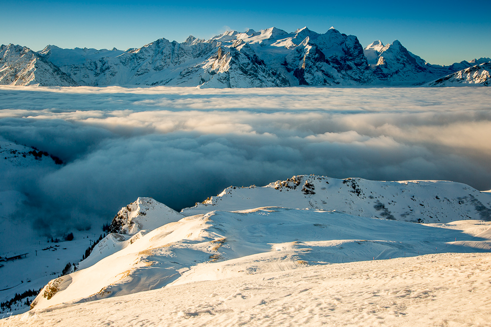 Schneebedeckte Berge über Wolkenmeer bei Hasliberg, Berner Oberland, Winterlandschaft Schweiz – Jan Geerk Fotograf Basel