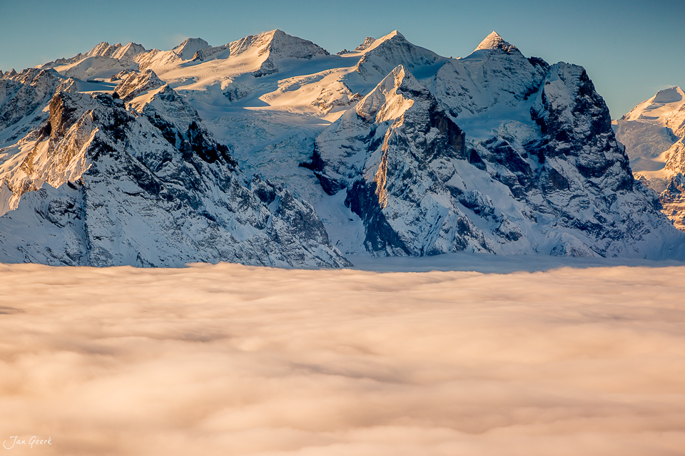 Schneebedeckte Bergkette über Nebelmeer bei Hasliberg im Winter, Berner Oberland Schweiz – Jan Geerk Fotograf Basel