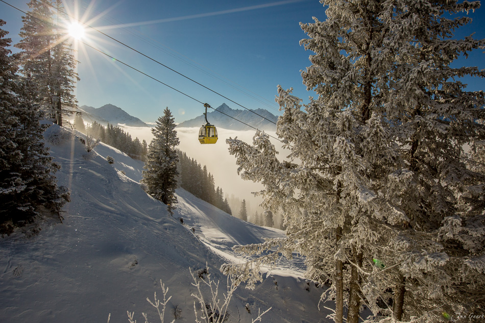 Gelbe Gondel über verschneite Berglandschaft mit Hasliberg im Winter, Berner Oberland Schweiz – Jan Geerk Fotograf Basel
