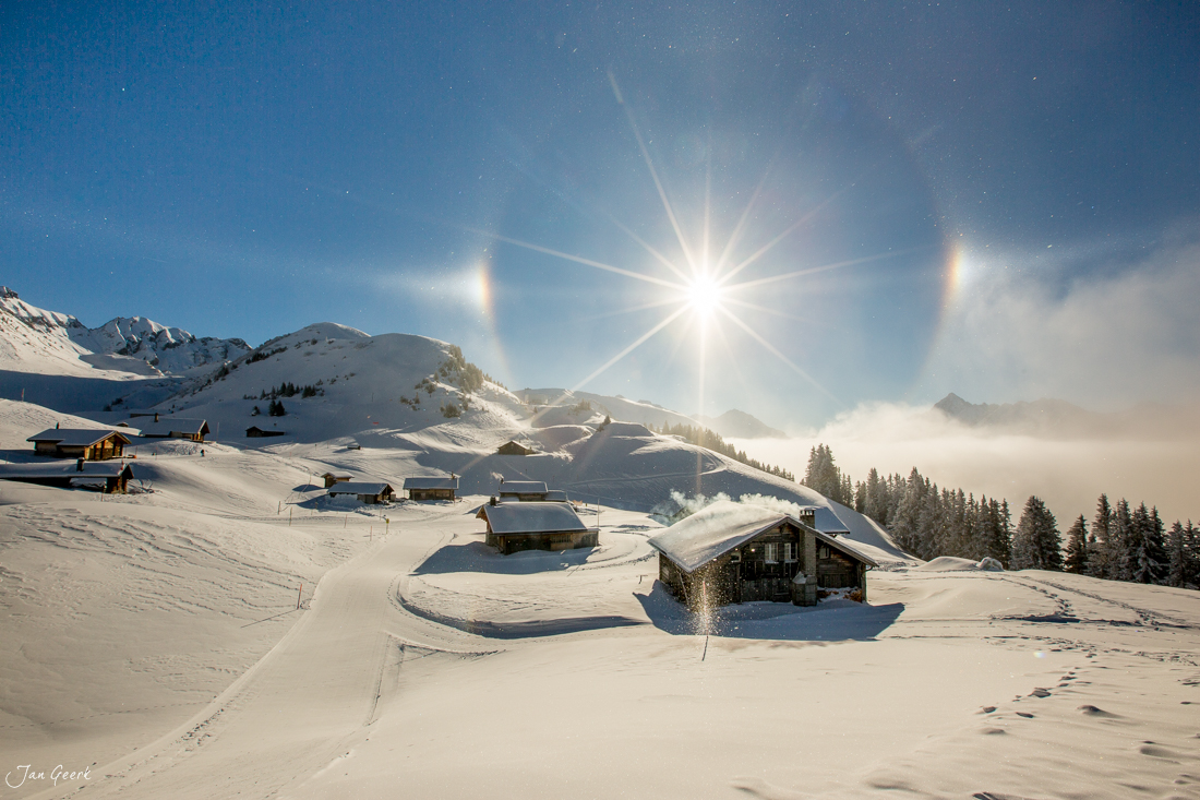 Verschneite Alphütten und Berghäuser am Hasliberg im Berner Oberland während sonniger Winterstimmung Schweiz Jan Geerk Fotograf Basel