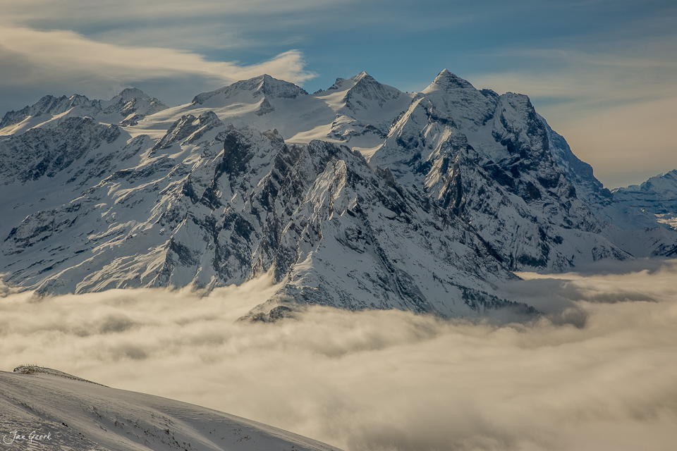 Schneebedeckte Alpengipfel über Nebelmeer bei Hasliberg im Berner Oberland Schweiz – Jan Geerk Fotograf Basel
