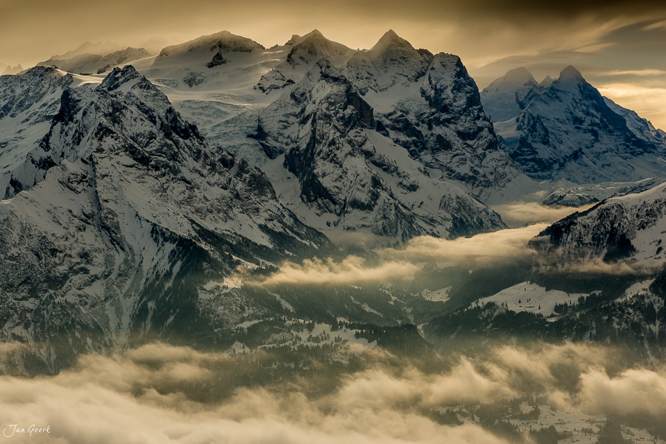 Schneebedeckte Berggipfel über Nebelmeer bei Hasliberg im winterlichen Berner Oberland Schweiz – Jan Geerk Fotograf Basel
