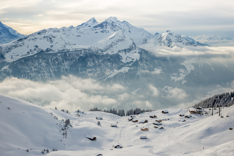 Verschneite Berglandschaft mit Hasliberg, Alpen im Wintersportgebiet, Schneekristalle und Nebel, Berner Oberland Schweiz – Jan Geerk Fotograf Basel