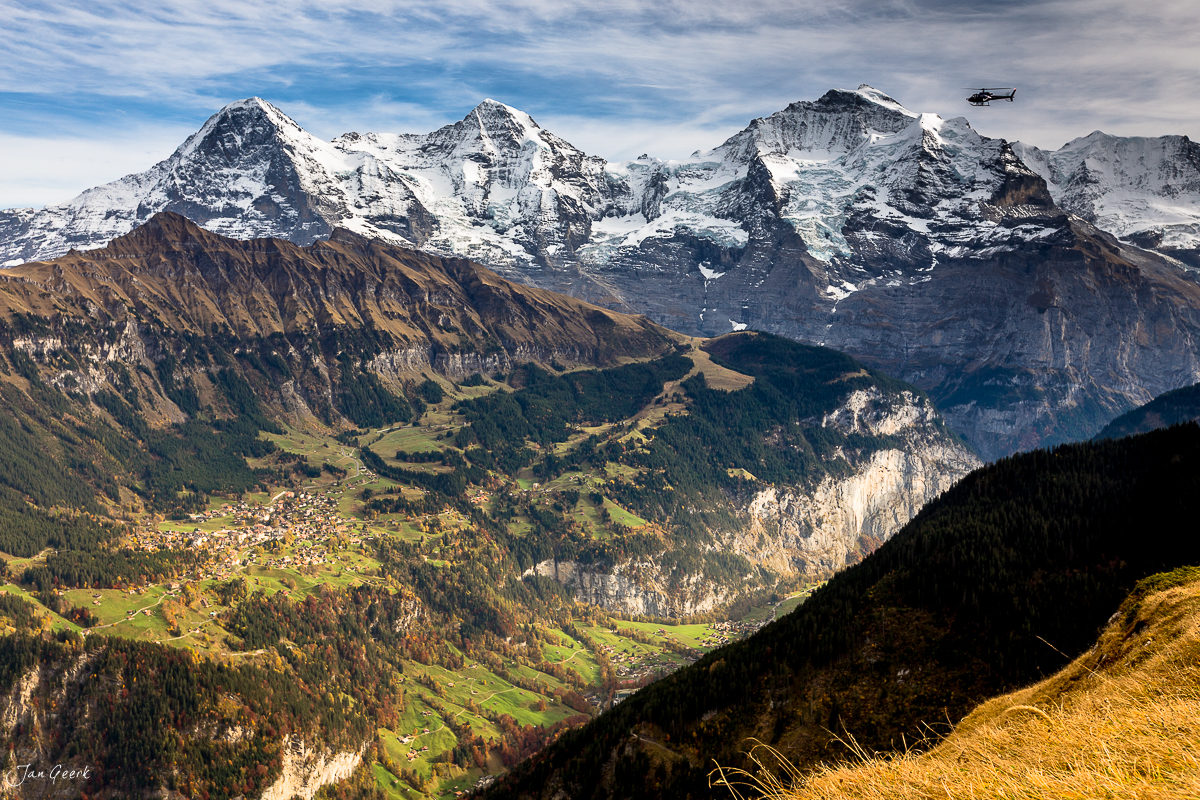 Lauterbrunnen-Tal Helikopteraufnahme mit schneebedeckten Gipfeln Herbst Berner Oberland Schweiz Jan Geerk