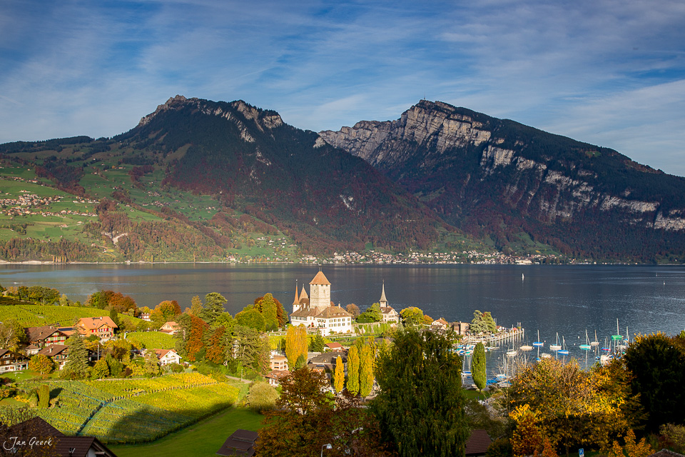 Schloss Thun Luftaufnahme Herbst Berner Oberland Schweiz Jan Geerk