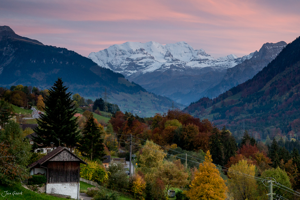 Herbstliches Alpental mit schneebedeckten Gipfeln Berner Oberland Schweiz – Jan Geerk Fotograf Basel