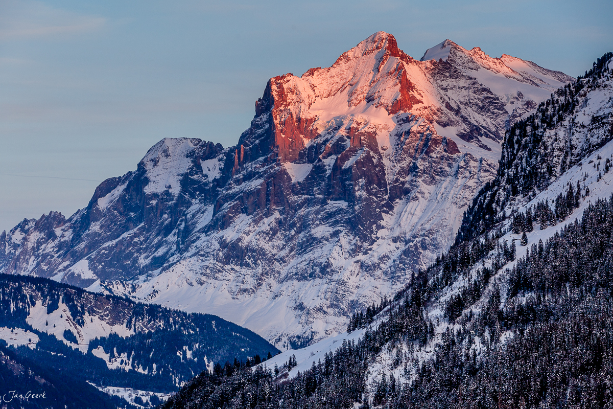 Schneebedeckte Berglandschaft Oberland mit Alpengipfeln in Winterbeleuchtung, Schweiz – Jan Geerk Fotograf Basel