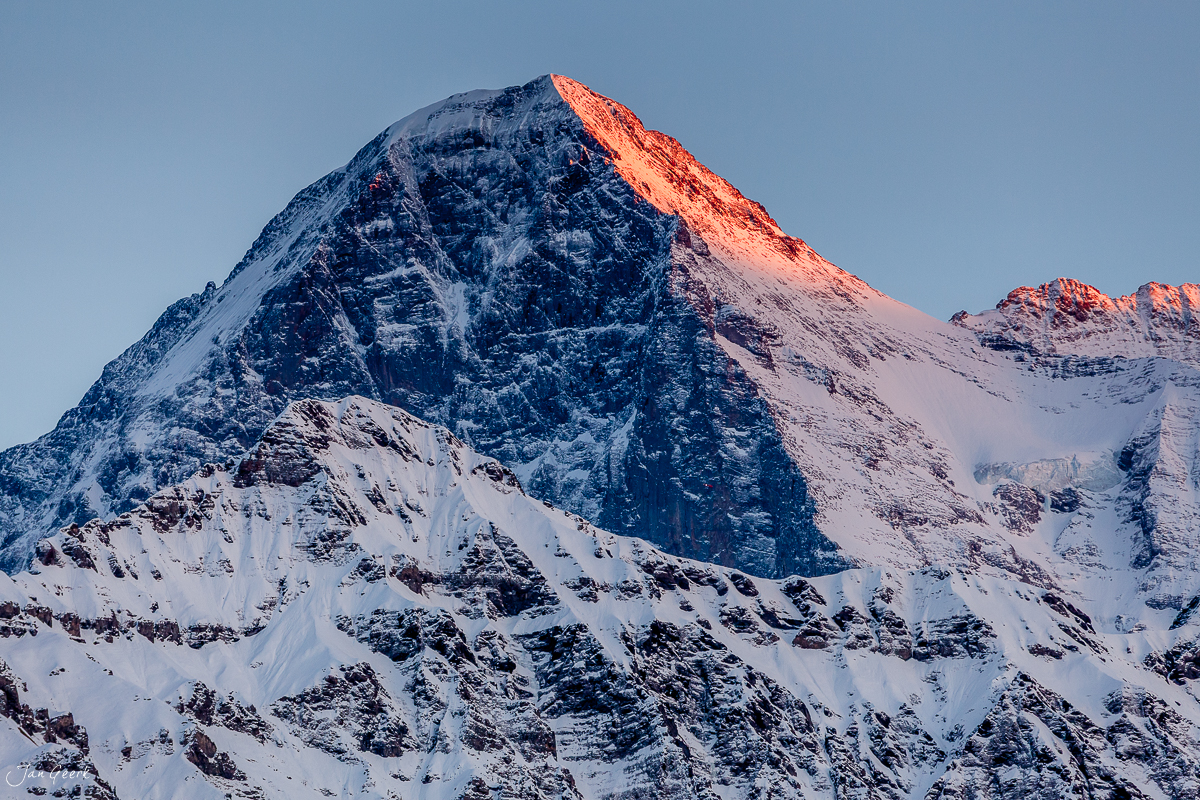 Schneebedeckter Berg im Berner Oberland bei Alpenglow Lichtstimmung, Luftaufnahme aus Helikopter Schweiz – Jan Geerk Fotograf Basel