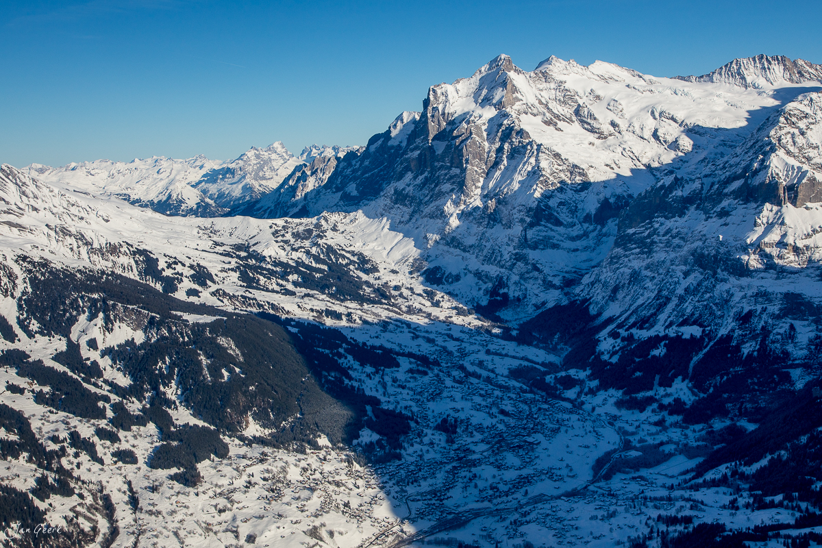 Schneebedeckte Berglandschaft Oberland mit Helikopterblick auf Alpen im Winter Schweiz – Jan Geerk Fotograf Basel
