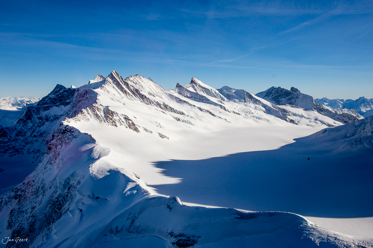 Schneebedeckte Alpengipfel im Berner Oberland mit Helikopterblick, Winterlandschaft Schweiz – Jan Geerk Fotograf Basel