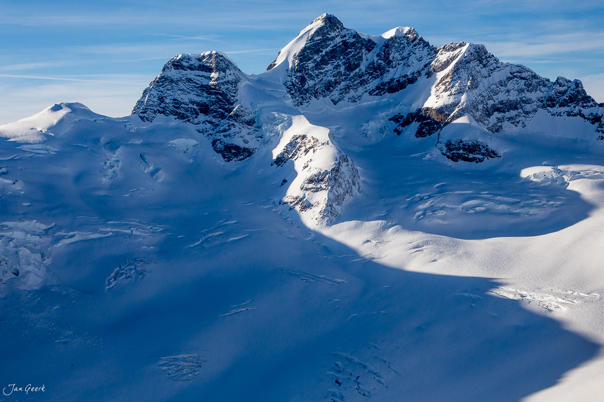 Schneebedeckte Berge und Gletscher im Berner Oberland während Helikopterflug, Winterstimmung, Schweiz – Jan Geerk Fotograf Basel