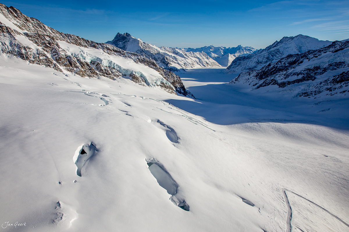 Verschneite Berglandschaft mit gefrorenem See im Berner Oberland, Winterszene in den Schweizer Alpen – Jan Geerk Fotograf Basel