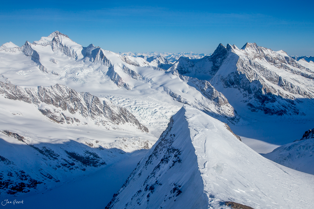 Schneebedeckte Alpengipfel im Berner Oberland Winter, Helikopteraufnahme Schweiz – Jan Geerk Fotograf Basel