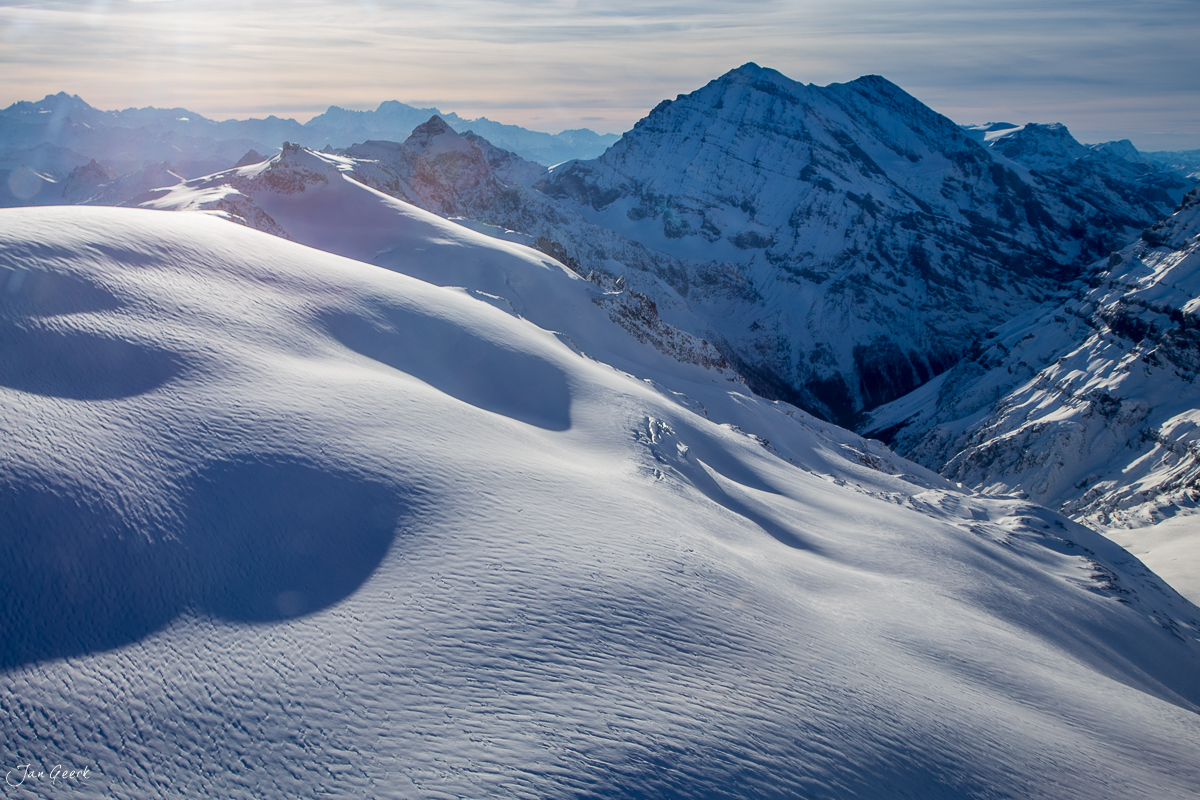 Schneebedeckte Berghänge im Berner Oberland mit Helikopterflug, Winterlandschaft Schweiz – Jan Geerk Fotograf Basel