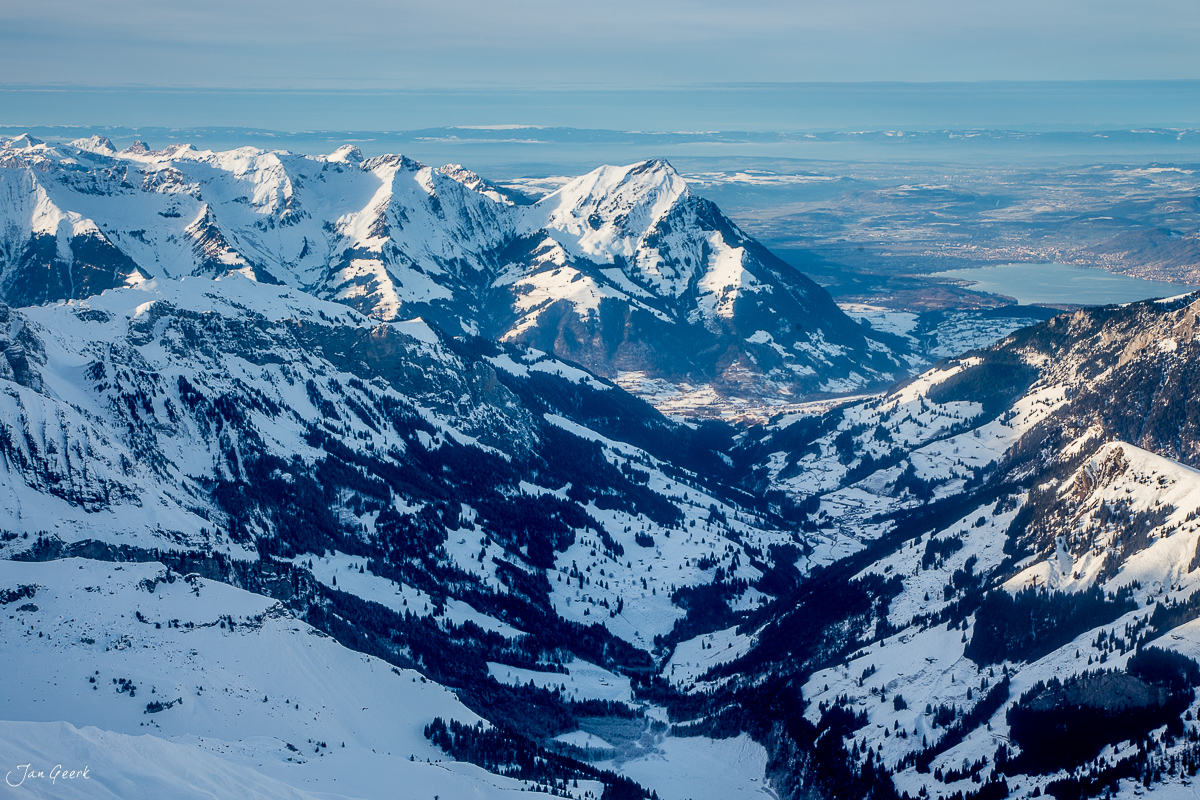 Schneebedeckte Berglandschaft Berneroberland mit verschneiten Gipfeln und Tälern im Helikopterflug Winterstimmung Schweiz – Jan Geerk Fotograf Basel