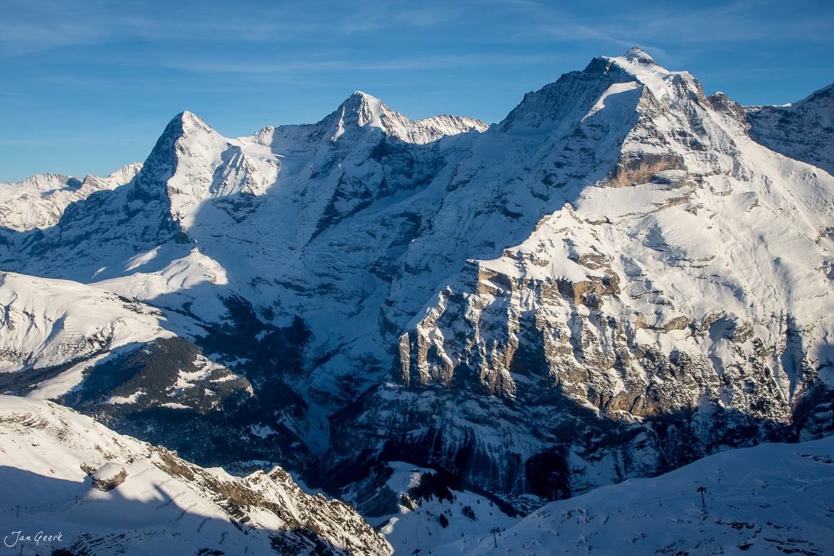 Schneebedeckte Berglandschaft im Berner Oberland mit Gipfeln und Tal im Helikopterflug, Winterstimmung in den Schweizer Alpen – Jan Geerk Fotograf Basel