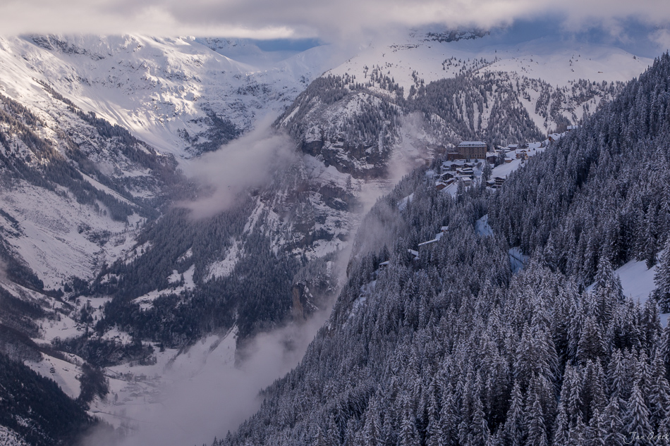 Schneebedecktes Lauterbrunnen-Tal mit Bergketten, Nebelschwaden und verschneitem Wald im Winter, Berner Oberland Schweiz – Jan Geerk Fotograf Basel