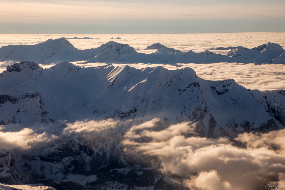 Schneebedeckte Berggipfel über Wolkenmeer im Lauterbrunnen bei Sonnenaufgang, Berner Oberland Schweiz – Jan Geerk Fotograf Basel