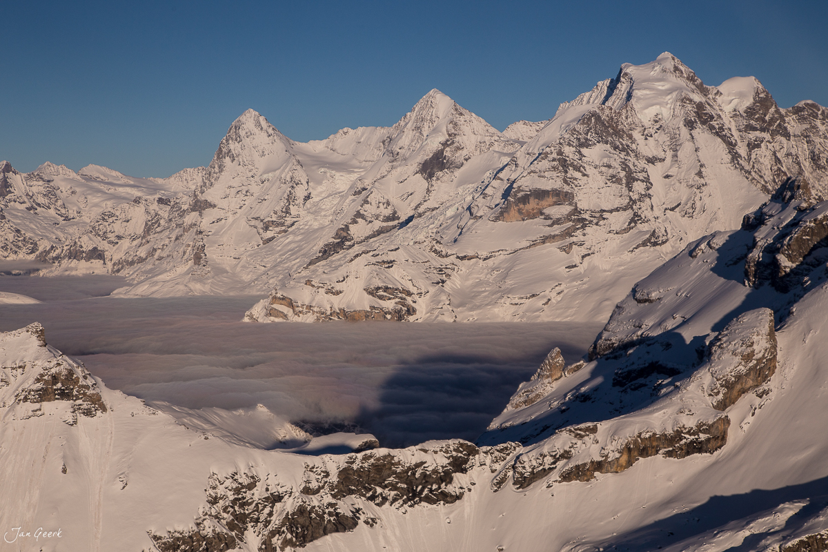 Schneebedeckte Berglandschaft mit gefrorenem See im Lauterbrunnen Tal, Berner Oberland, Schweiz – Jan Geerk Fotograf Basel
