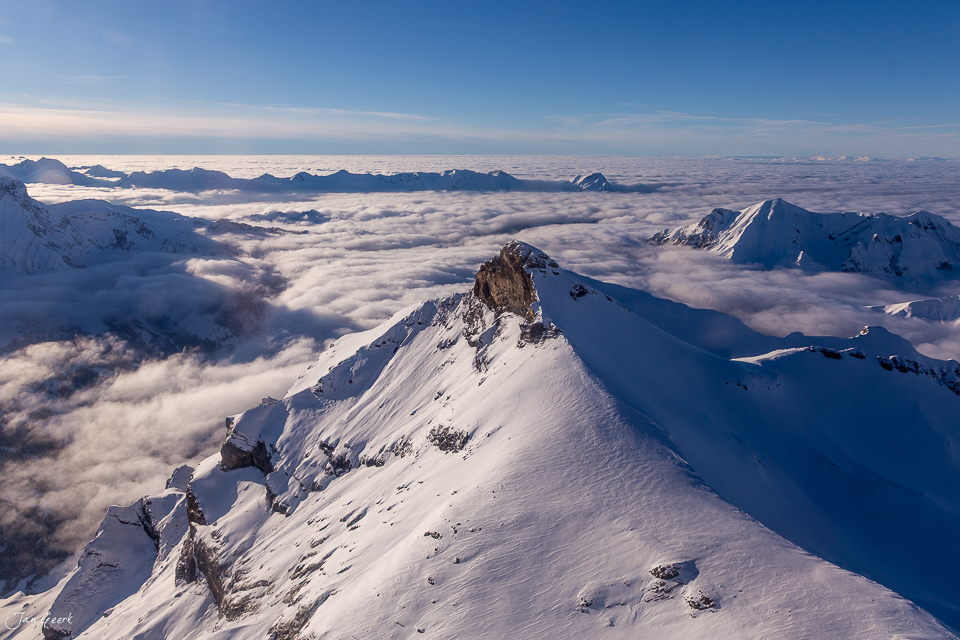 Schneebedeckte Berggipfel über Wolkenmeer im Berner Oberland Winter Schweiz – Jan Geerk Fotograf Basel