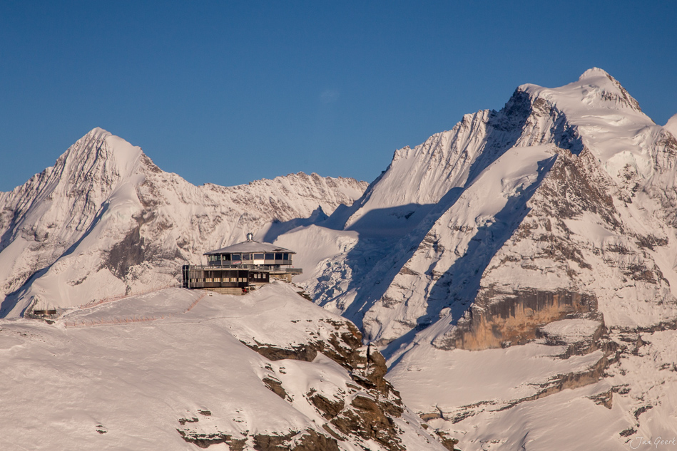 Bergstation mit Heliflug-Ausblick auf schneebedeckte Alpen im Lauterbrunnen Oberland Berner Alpen Schweiz Jan Geerk Fotograf Basel