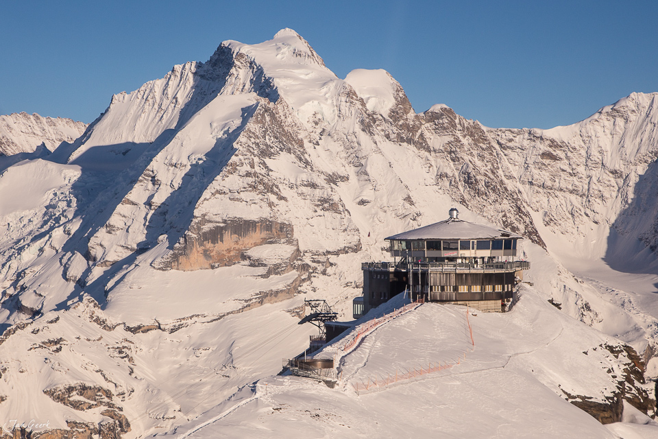 Berghaus in Lauterbrunnen mit verschneiten Alpen und Berggipfeln im Winter, Berner Oberland Schweiz – Jan Geerk Fotograf Basel