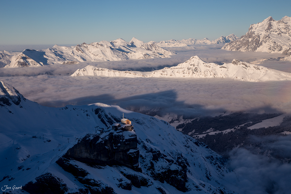 Heliflug über Lauterbrunnen mit schneebedeckten Alpengipfeln, Wolkenmeer und Wintersonne, Berner Oberland Schweiz – Jan Geerk Fotograf Basel