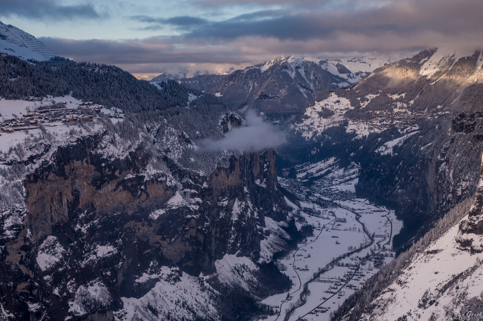Luftaufnahme des verschneiten Lauterbrunnentals mit Fluss, steilen Felswänden und Bergdörfern im Berner Oberland Schweiz – Jan Geerk Fotograf Basel