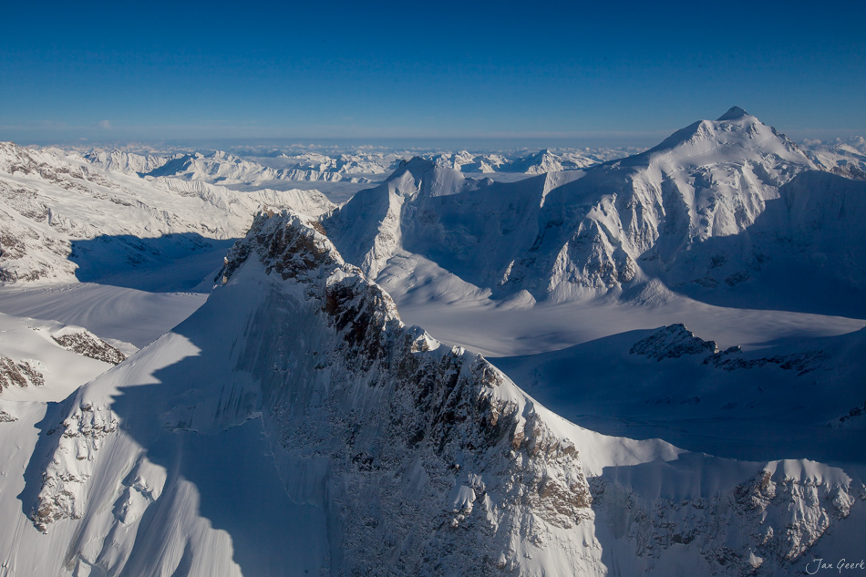 Schneebedeckte Alpengipfel im Berner Oberland mit Helikopterblick auf winterliche Berglandschaft Schweiz – Jan Geerk Fotograf Basel