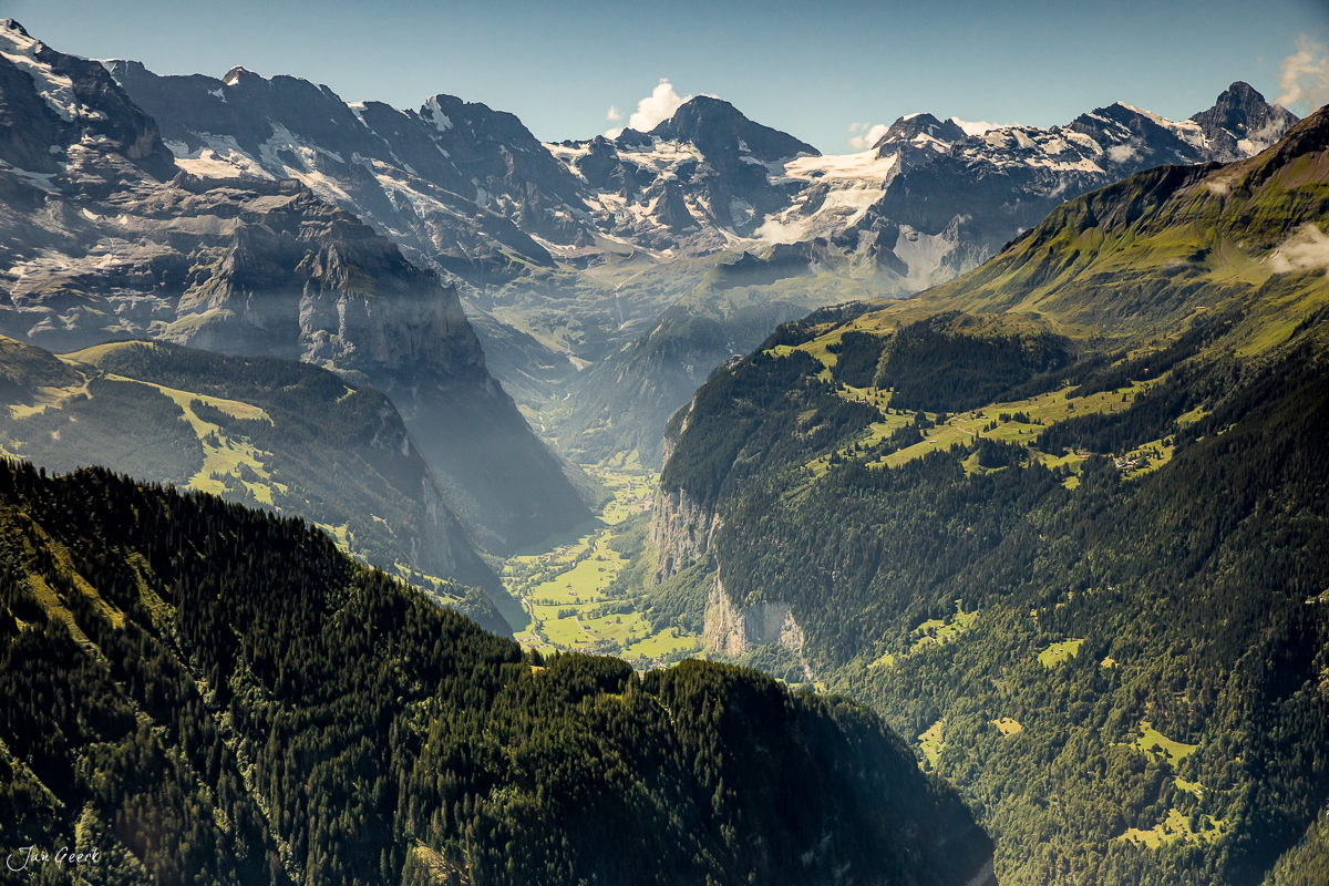 Luftaufnahme Oeschinensee mit schneebedeckten Alpen, grünen Wäldern und Gletschern im Berner Oberland Schweiz – Jan Geerk Fotograf Basel