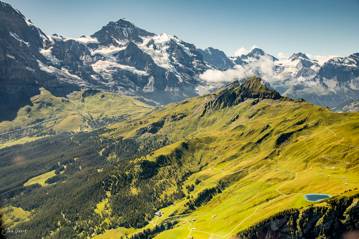 Luftaufnahme Jungfrau mit grünen Alpweiden, Gletschern und Bergsee im Sommer, Berner Oberland Schweiz – Jan Geerk Fotograf Basel