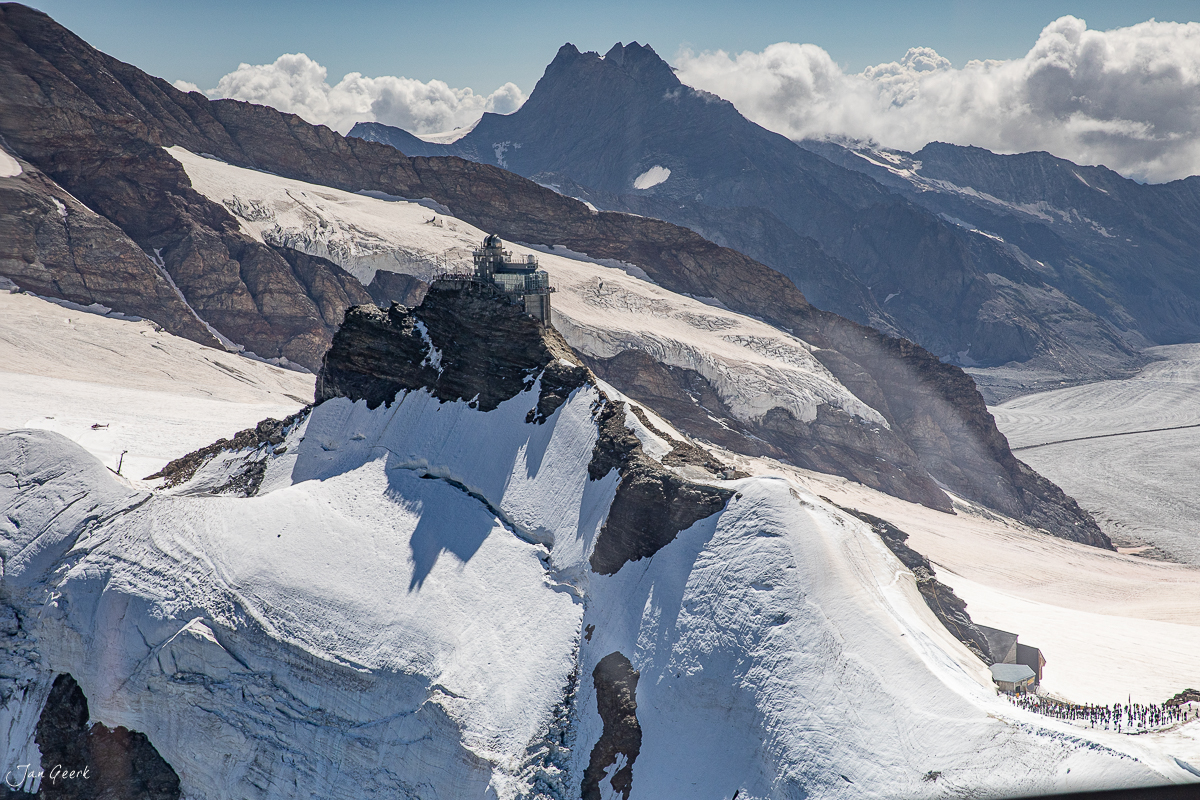 Jungfraujoch Luftaufnahme mit Gletscher, Bergstation und schneebedeckten Alpen im Sommer, Berner Oberland Schweiz – Jan Geerk Fotograf Basel