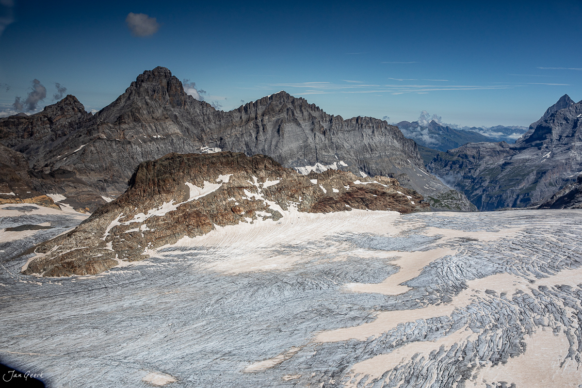 Gletscherlandschaft Jungfraujoch mit Gletscherzungen und Berggipfeln im Sommer, Berner Oberland Schweiz – Jan Geerk Fotograf Basel