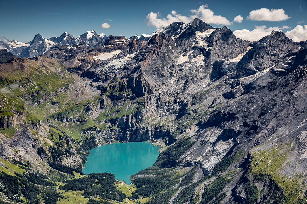 Oeschinensee Luftaufnahme mit türkisblauem Bergsee, schneebedeckten Gipfeln und Gletschern im Berner Oberland Schweiz – Jan Geerk Fotograf Basel