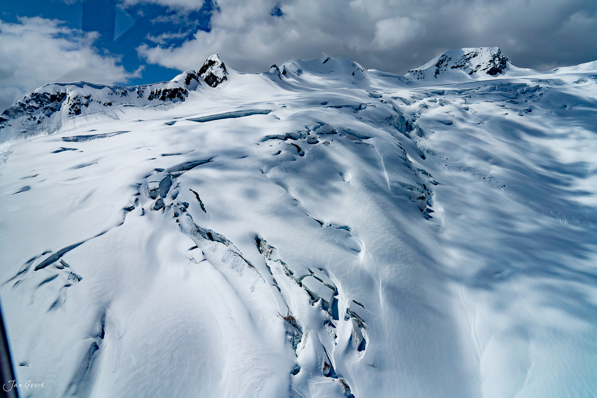 Schneebedeckte Gletscherfelder und Berggipfel im Aletsch bei Heliflug, Berner Oberland Schweiz – Jan Geerk Fotograf Basel