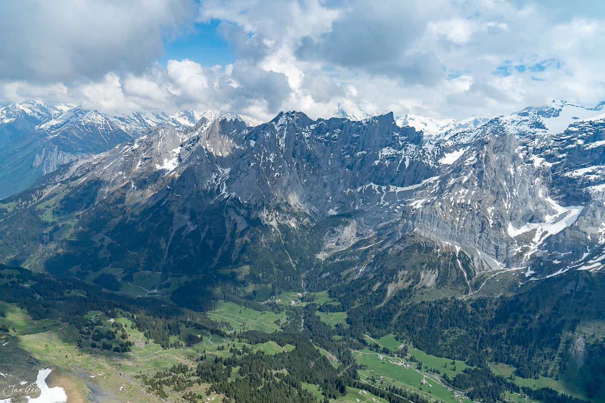 Luftaufnahme Oberland mit dramatischen Kalkfelsen, grünen Alpentälern und Schneefeldern im Frühling, Schweiz – Jan Geerk Fotograf Basel