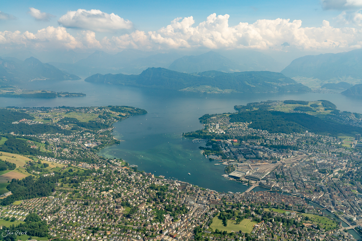 Luftaufnahme Berner Oberland mit See und Bergen, Frühjahr, Schweiz – Jan Geerk Fotograf Basel