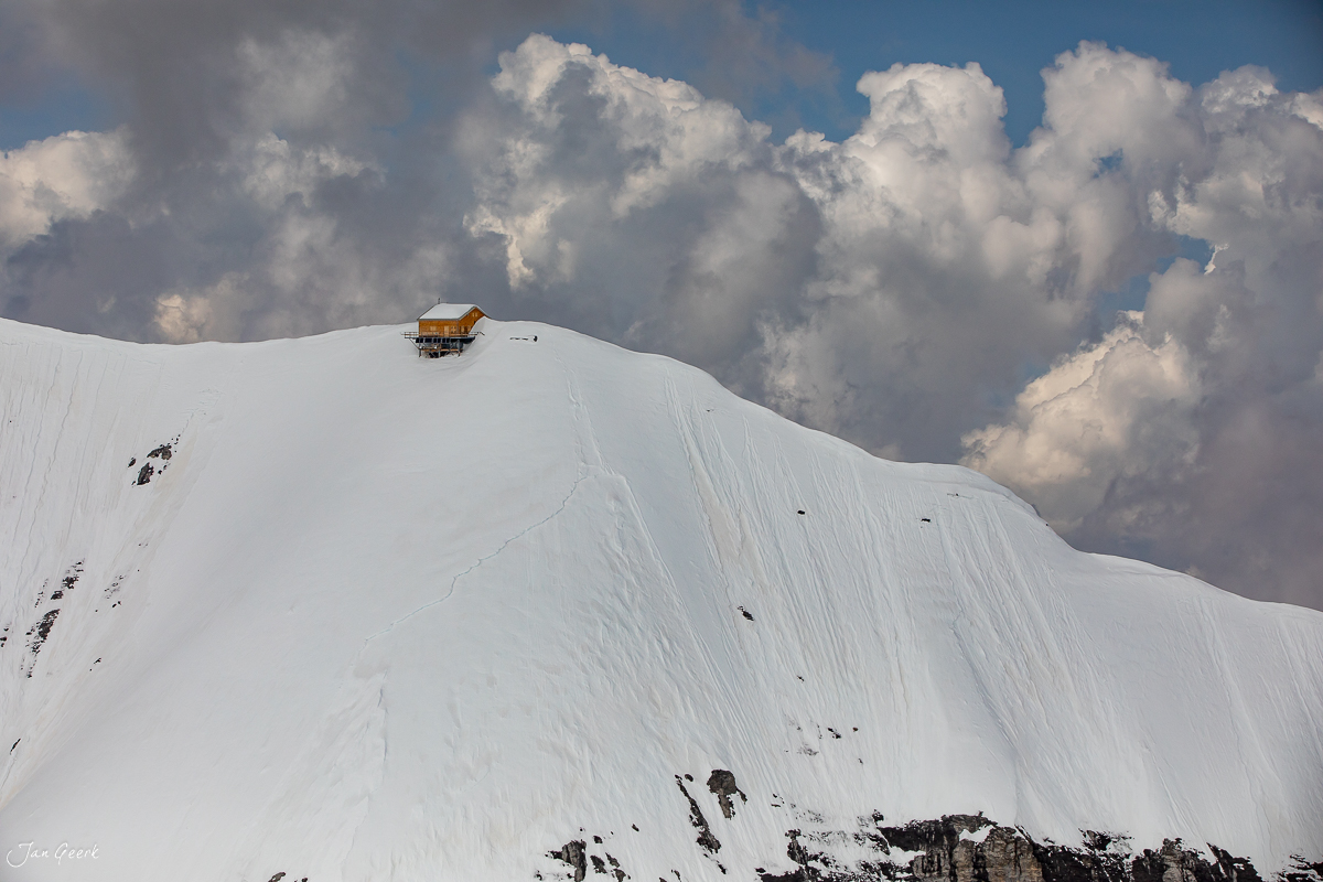 Berghütte auf schneebedecktem Gipfel im Berner Oberland, Schweiz – Jan Geerk Fotograf Basel