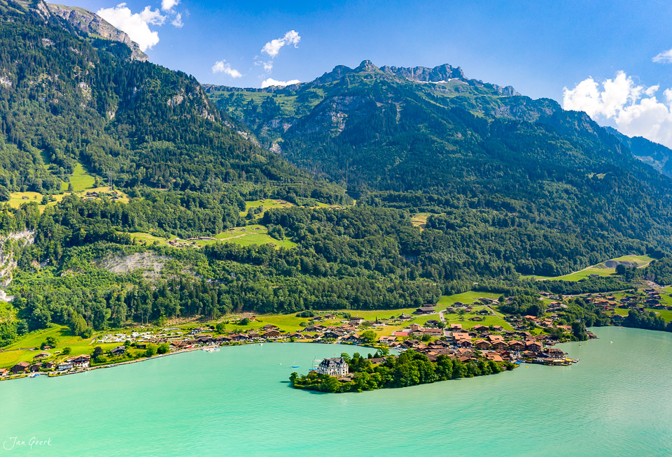 Luftaufnahme Iseltwald mit Brienzersee, grüne Berghänge und Sommerstimmung, Berner Oberland Schweiz – Jan Geerk Fotograf Basel