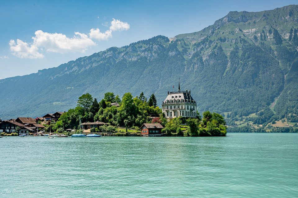 Schloss auf Halbinsel im Brienzersee mit Alpenpanorama, Sommerlicht, Berner Oberland Schweiz – Jan Geerk Fotograf Basel