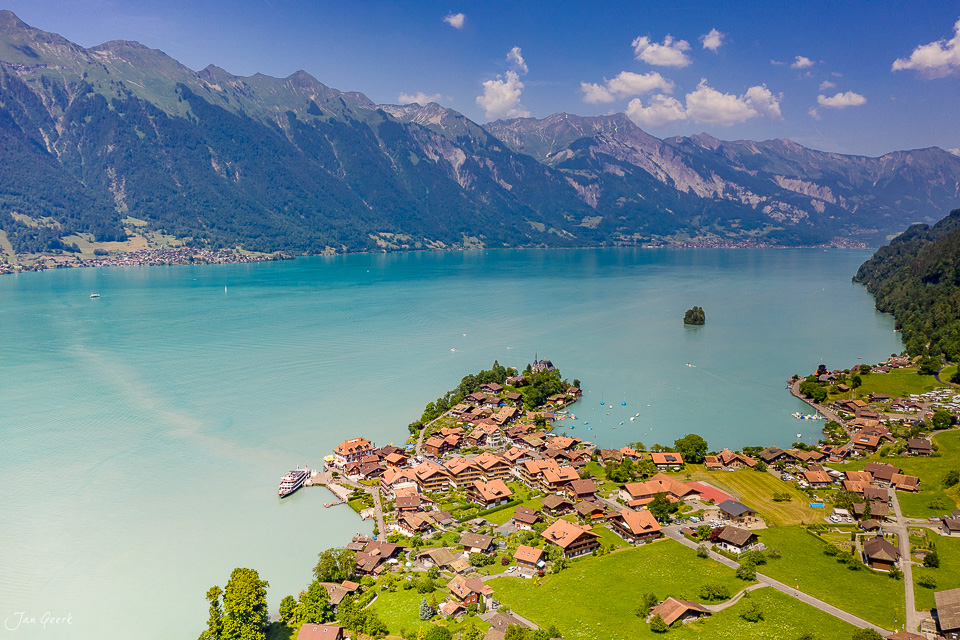 Luftaufnahme von Iseltwald am Brienzersee mit Berghäusern und türkisblauem Wasser im Sommer Berner Oberland Schweiz Jan Geerk Fotograf Basel