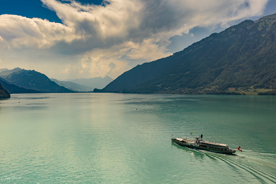 Fischerboot auf dem Brienzersee mit Bergpanorama, Iseltwald, Sommerlicht, Berner Oberland Schweiz – Jan Geerk Fotograf Basel